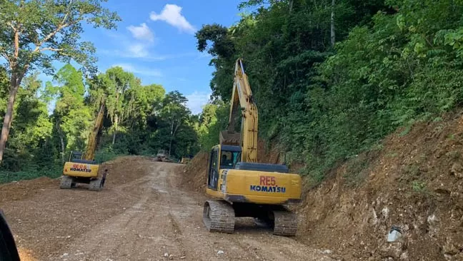 PELEBARAN: Pembenahan jalan penghubung Kampung Teluk Sulaiman-Teluk Sumbang masih terus berjalan.