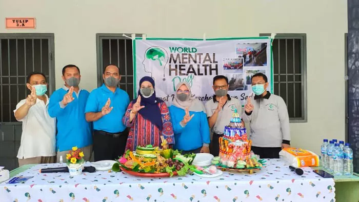 BENTUK KEPEDULIAN: Dinkes Berau memperingati Hari Kesehatan Jiwa Sedunia bersama sejumlah pasien ODGJ di Rumah Sakit Abdul Rivai Tanjung Redeb, kemarin.