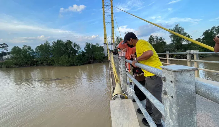 TINJAU KERUSAKAN: Bupati Sri Juniarsih, didampingi perwakilan DPUPR meninjau kerusakan pada Jembatan Pulau Besing, kemarin (11/10).
