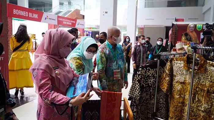 TINJAU STAN: Bupati Sri Juniarsih Mas, meninjau stand Dekranasda Berau di pameran produk Go Borneo.