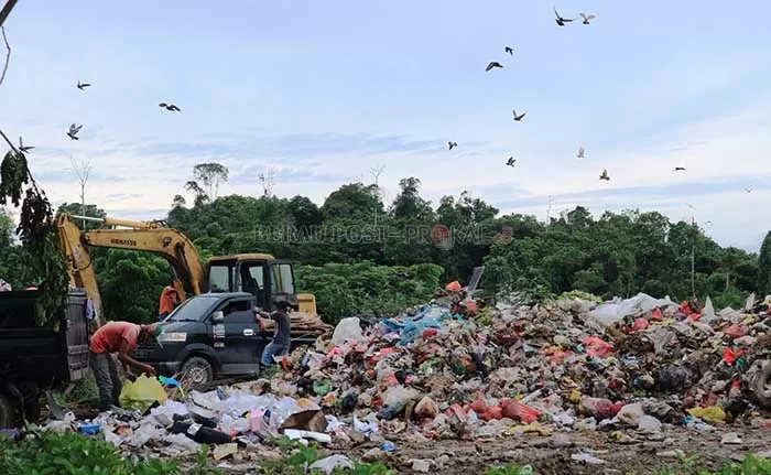 SEMAKIN PENUH: Bukannya terkubur, sampah yang ada di TPA Bujangga justru bagaikan bukit.