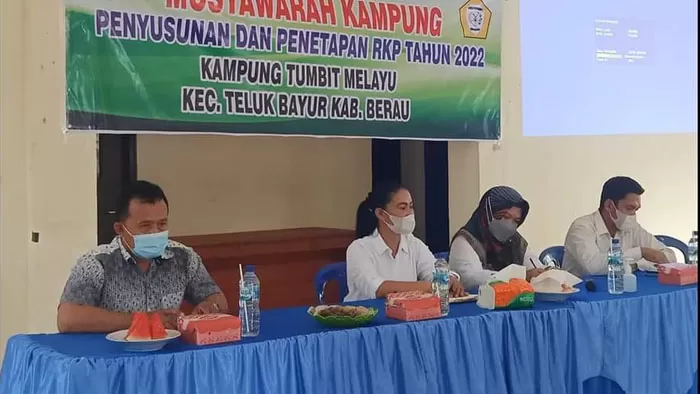RENCANA KERJA: Kegiatan Penyusunan dan Penetapan RKP Tahun 2022 Kampung Tumbit Melayu yang dihadiri Camat Teluk Bayur, Endang Iriani.