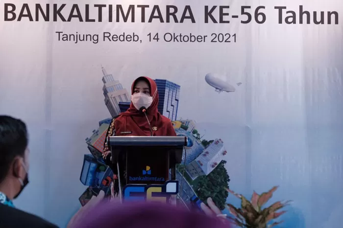 BERINOVASI: Bupati Berau Sri Juniarsih Mas saat menghadiri perayaan resepsi HUT ke-56 Tahun Bankaltimtara di Kantor Cabang Tanjung Redeb, Kamis (14/10).