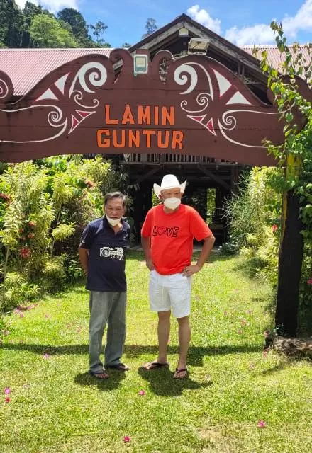DUA SAHABAT: Ronald berfoto bersama Oetomo Lianto di Lamin Guntur.