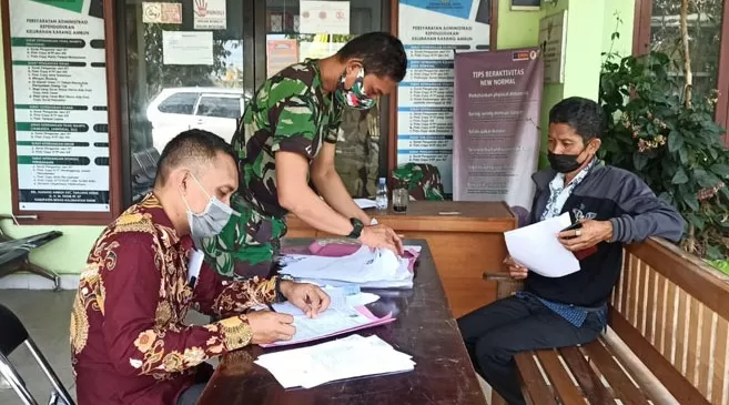 HIMPUN DATA: Lurah Karang Ambun Arif Mulyono, bersama perwakilan TNI mengumpulkan data warga yang akan diberikan bantuan.