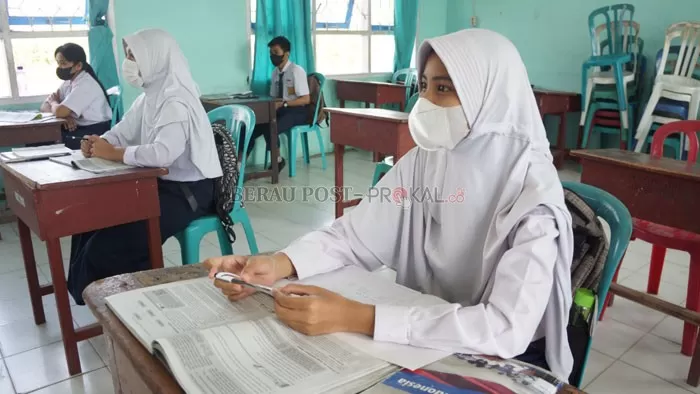 JENJANG LANJUTAN: Pelajar SMP di Tanjung Redeb sudah mulai melaksanakan PTM terbatas, sejak awal pekan tadi. Tapi di kampung-kampung pedalaman, banyak anak-anak yang putus sekolah, disebabkan karena tidak adanya fasilitas pendidikan jenjang SMP.