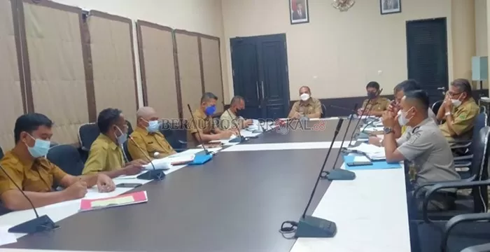 BELUM ADA PENYELESAIAN: Asisten I Setkab Berau Hendratno, memimpin rapat mengenai persoalan penyegelan SMP 1 Bidukbiduk, Senin (18/10).