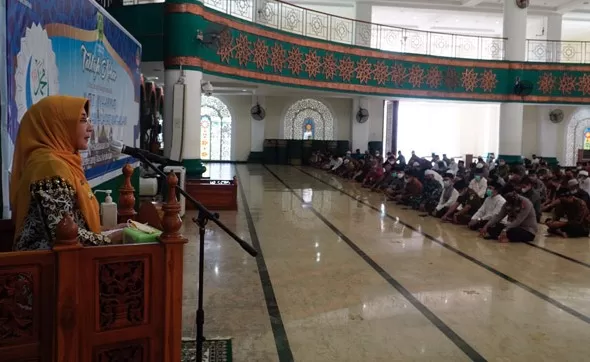 SAMBUTAN: Bupati Berau Sri Juniarsih saat memberikan sambutan saat peringatan Maulid Nabi Muhammad SAW 1443 H di Masjid Agung Baitul Hikmah, Kamis (21/10)