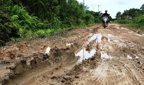 BABAK BELUR: Kondisi Jalan Kemakmuran, RT 20, Limunjan, memprihatinkan. Selain berlubang, badan jalan juga ditutupi lumpur yang menyulitkan pengendara melintas.