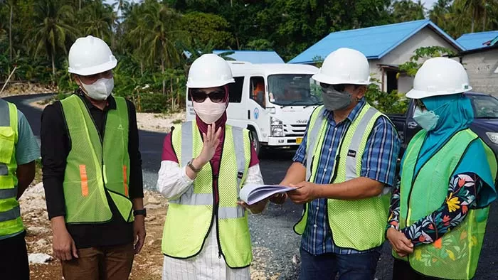 TINJAU PEMBANGUNAN: Bupati bersama rombongan saat meninjau proyek pengaspalan jalan di Pulau Maratua.