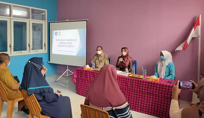 DIBUKA: Bupati Sri Juniarsih Mas, menghadiri sekaligus membuka sosialisasi akreditasi lembaga PAUD, di PAUD Tunas Indonesia.