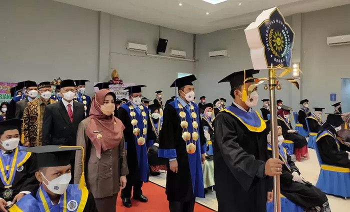 PROSESI WISUDA: Bupati Sri Juniarsih Mas, tiba untuk mengikuti jalannya prosesi wisuda angkatan pertama Universitas Muhammadiyah Berau.