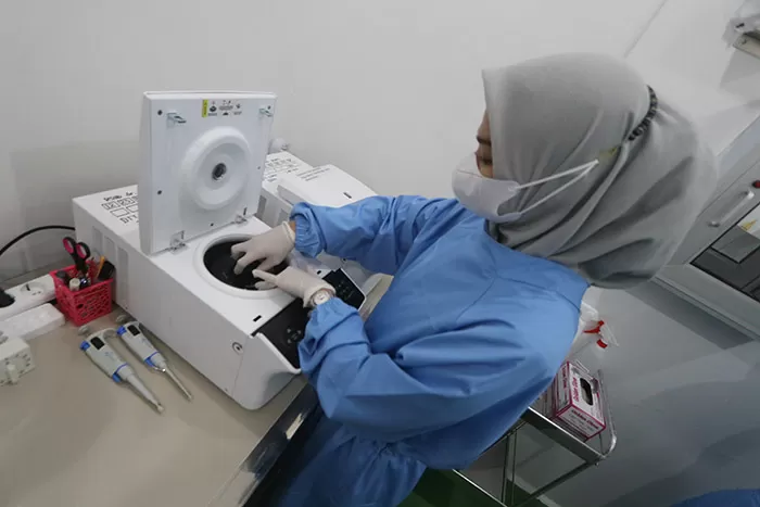 HARGA BARU: Petugas tengah memeriksa sampel tes Covid-19 yang diambil dari masyarakat, di Laboratorium PCR milik salah satu klinik swasta yang ada di Berau.