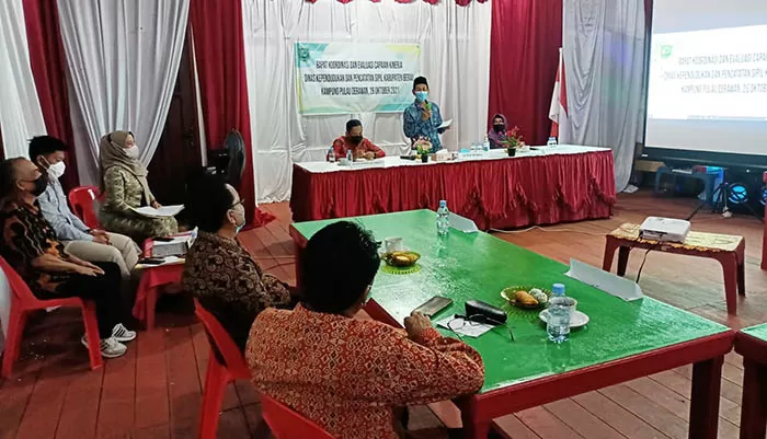 RAKER: Sekkab Berau M Gazali, membuka rapat evaluasi kinerja Disdukcapil yang dilaksanakan di Pulau Derawan, Selasa (26/10).