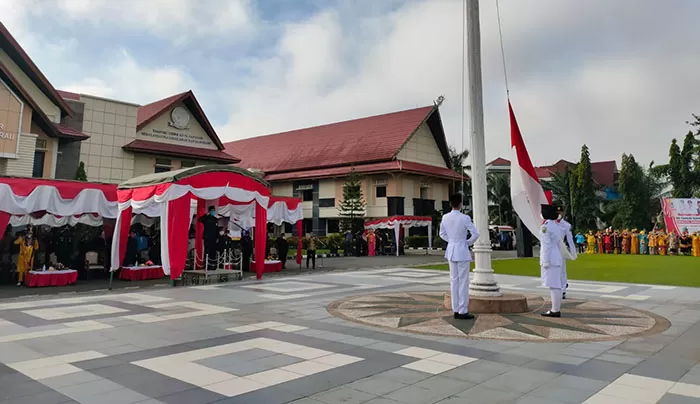 UPACARA BENDERA: Pemkab Berau memperingati hari sumpah pemuda dengan upcara bendera merah putih.