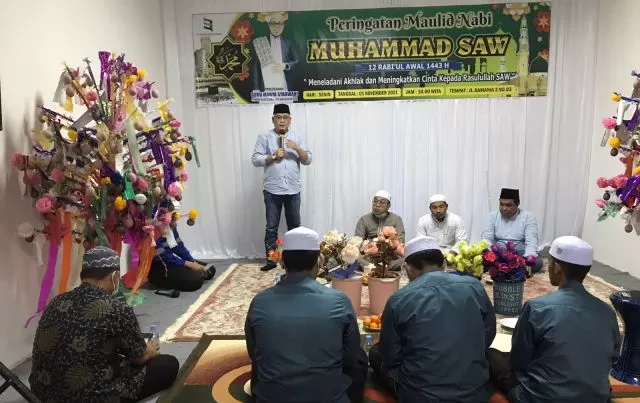 SYUKURAN PERUSAHAAN BARU: Direktur PT Benua Bara Energi membuka acara peringatan Maulid Nabi Muhammad SAW sekaligus syukuran perusahaan yang didirikannya, Senin (1/11) kemarin.