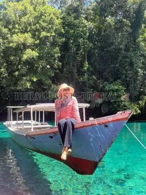 DANAU DUA RASA: Kepala Dinas Pariwisata Kaltim Sri Wahyui, menikmati keindahan Danau Labuan Cermin dari atas perahu, beberapa waktu lalu.