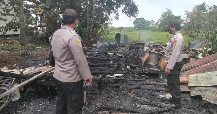 RATA DENGAN TANAH: Kondisi rumah Rusdi usai rumahnya terbakar sekira 10.30 Wita, kemarin (8/11).