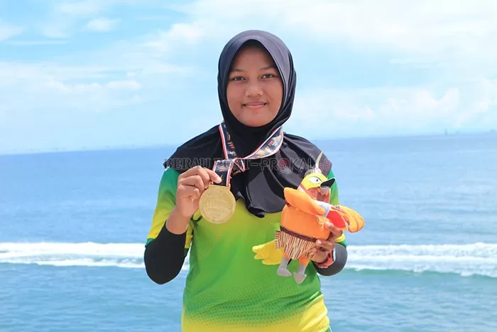 DEBUTAN DI PON: Sarmila menunjukkan medali emas yang diperolehnya di PON XX Papua.