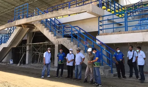 KUNJUNGAN: Pengurus KONI Balikpapan saat mengunjungi venue Stadion Mini Olympik Teluk Bayur, salah satu venue yang akan digunakan untuk Porprov 2022.