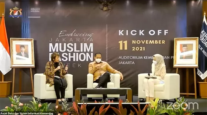Menteri Perdagangan Muhammad Lutfi (tengah) bersama Wakil Ketua Komite Promosi Fesyen Muslim Nasional Anne Patricia Sutanto (kiri) saat menghadiri acara konferensi pers ‘Kick-Off Embracing Jakarta Muslim Fashion Week’ yang digelar secara hybrid, Kamis (11/11).