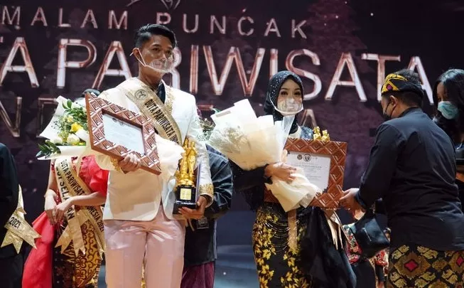 RUNNER-UP: Wakil Kaltim Aditya Alexander dan Aldasya Nitsa Zafirah berhasil meraih runner-up di ajang Duta Pariwisata Indonesia 2021, Sabtu (13/11) malam.