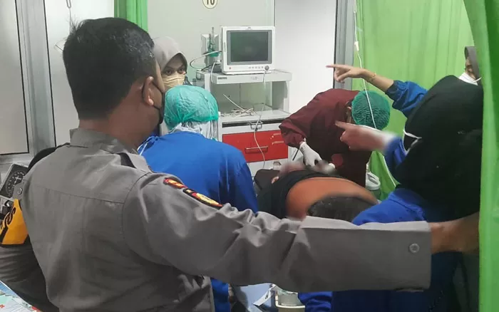 PENGOBATAN: CS (47) saat dilarikan ke Rumah Sakit Umum Daerah (RSUD) dr Abdul Rivai karena mengalami luka bacokan.