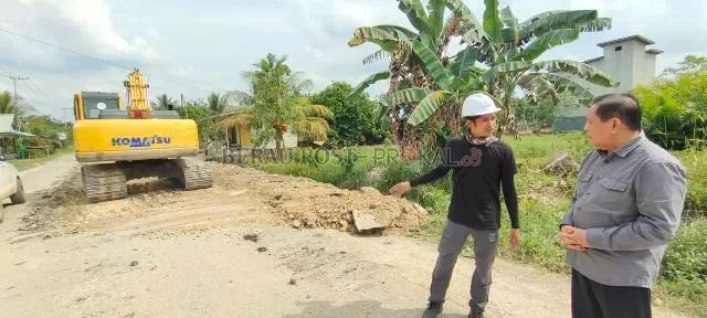 DIKEBUT: Ketua DPRD Berau Makmur HAPK, saat meninjau pengerjaan jalan dari Kampung Tembudan menuju Talisayan Oktober lalu. Kini pekerjaannya sudah mencapai 60 persen.