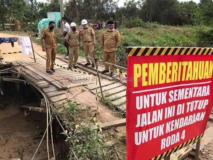 RESPONS KELUHAN WARGA: Wabup Gamalis bersama Kadis PUPR saat meninjau kerusakan jembatan di Jalan H ARM Ayoeb Gang Ketapang RT 13, kemarin (16/11).