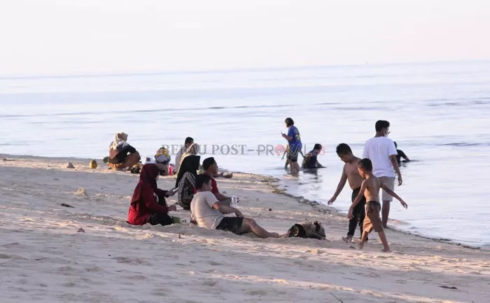 MULAI MEMBAIK: Wisatawan tengah bermain di pantai Pulau Derawan, beberapa waktu lalu. Setelah masuk PPKM level 2, wisatawan tetap diminta disiplin menerapkan protokol kesehatan.
