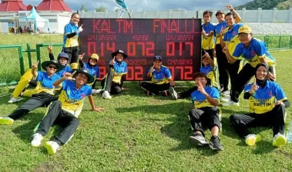 LANGGANAN SUMBANG MEDALI: Tim Kriket Kaltim yang diperkuat Berlian dan Ainah, usai melakoni pertandingan di PON XX Papua, beberapa waktu lalu.