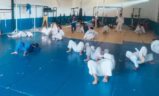 TERUS BERLATIH: Atlet judo terus menjalankan latihan rutin, meski tahun ini ajang Popda di Kabupaten Paser ditunda.