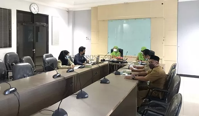 PROGRAM KOTAKU: Sekretaris Bapelitbang Berau, Endah Ernany saat memimpin rapat Lokakarya Program Kota Tanpa Kumuh, Senin (22/11).