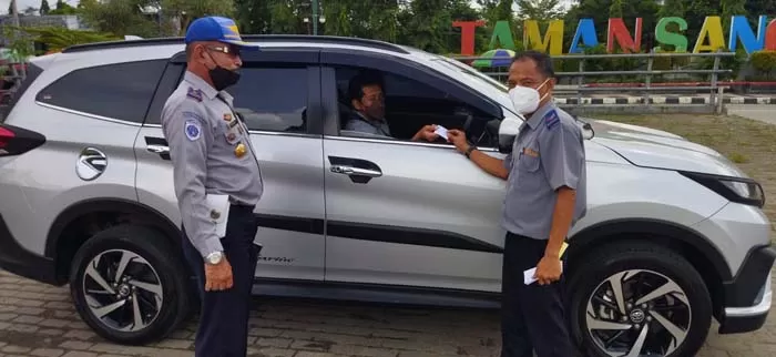 MULAI DITERAPKAN: Dinas Perhubungan Berau mulai menerapkan peraturan daerah tentang retribusi pelayanan kepelabuhan di Dermaga Wisata Sanggam, Jumat (26/11)