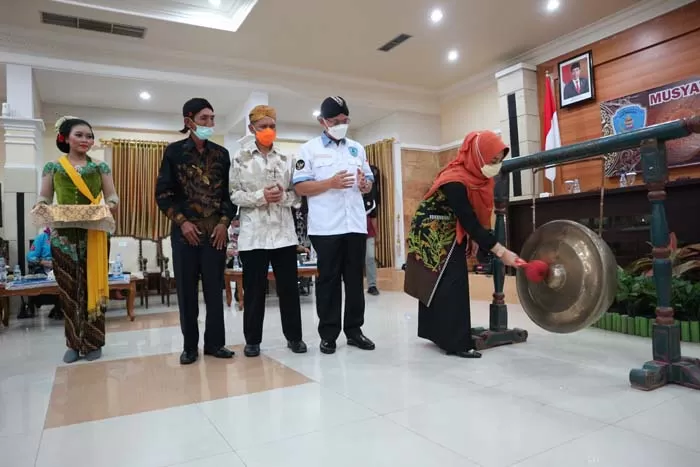 PEMBUKAAN: Bupati Berau Sri Juniarsih memukul gong sebagai tanda dibukanya Musda IV Ika Pakarti Berau kemarin.