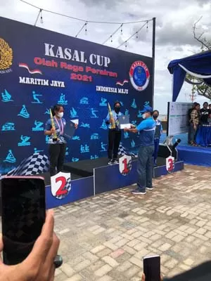 PODIUM: Kontingen Kaltim cabang layar saat naik podium menerima piala yang diperkuat atlet Berau di ajang Kasal Cup di Jakarta.
