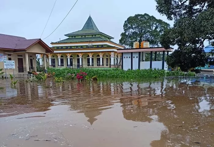 BANJIR TAHUNAN: Banjir kembali menghantui masyarakat di Kampung Tumbit Dayak dan beberapa kampung lain di sekitar, hal ini semakin diperparah dengan tingginya curah hujan yang diperkirakan terjadi hingga April tahun depan.