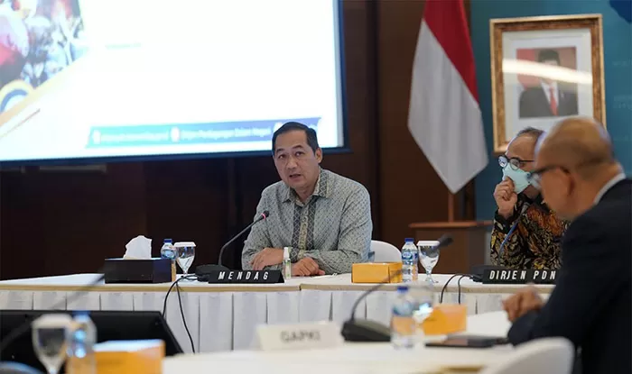 Mendag Muhammad Lufti saat memimpin rapat di kantor Kementerian Perdagangan Jakarta, Selasa (30/11)