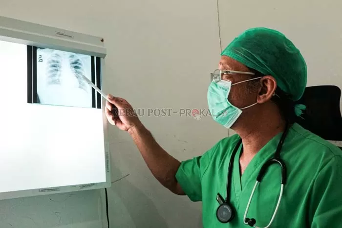 BERI PENJELASAN: Dokter Spesialis Paru RSUD dr Abdul Rivai, Robert Naiborhu, menjelaskan kondisi paru-paru seseorang yang terkonfirmasi Covid-19.