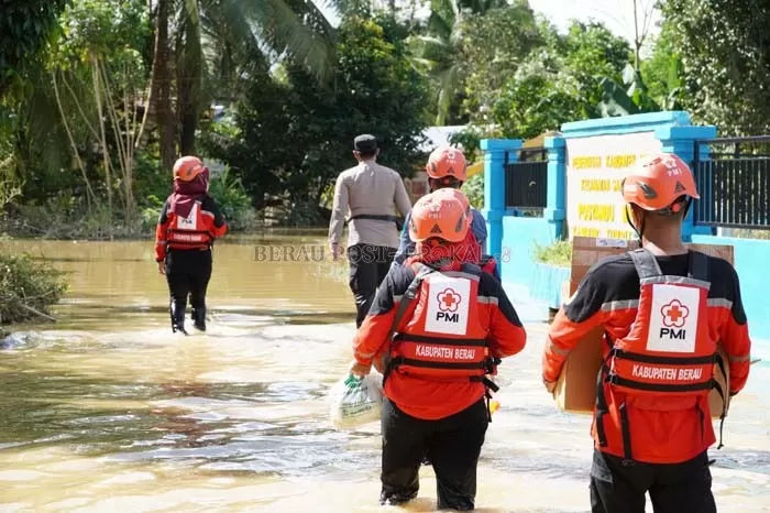 VITAL: Relawan PMI saat menerjang banjir yang melanda sejumlah kampung Mei lalu, untuk menyalurkan bantuan kepada masyarakat terdampak.