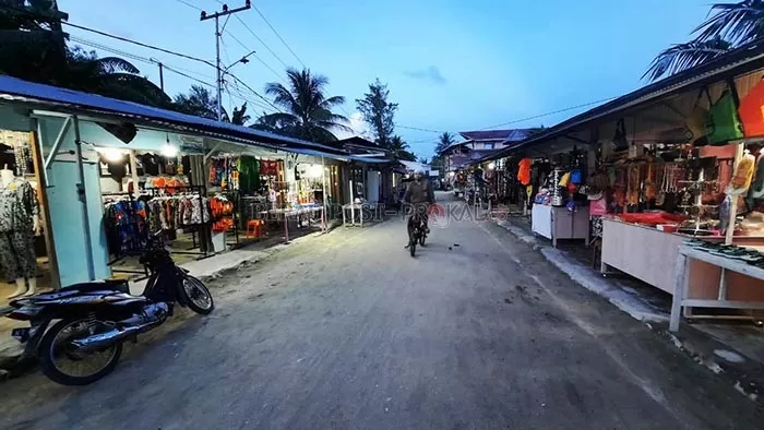 CANTUMKAN HARGA: Suasana permukiman masyarakat di Kampung Pulau Derawan yang mayoritas turut menjadi pelaku UMKM.
