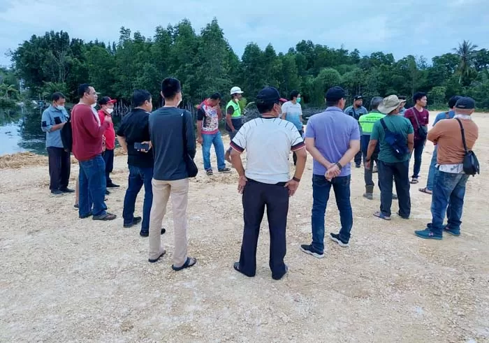 TINJAU: Pengurus KONI Berau beserta instansi terkait saat meninjau sejumlah lokasi di Kecamatan Bidukbiduk, yang rencananya akan dijadikan venue di Porprov 2022 mendatang.