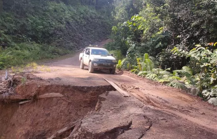 SULIT DILINTASI: Kerusakan akses menuju salah satu kampung di Kecamatan Kelay, namun belum bisa dibenahi oleh pemkab karena masuk dalam KBK.