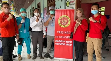 CAPAI HERD IMMUNITY: Jajaran Binda Kaltim berfoto bersama tim PKM Tepian Buah dan Kepala SMP 1 Segah, sebelum pelaksanaan vaksinasi kemarin.