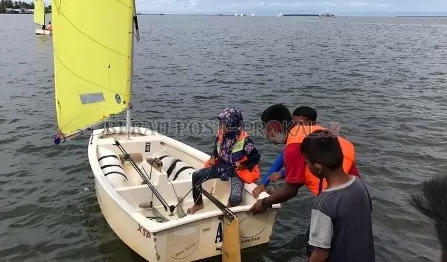 TERUS BERLATIH: Atlet junior saat menjalani latihan di perairan Tanjung Batu, Kecamatan Pulau Derawan, kemarin.