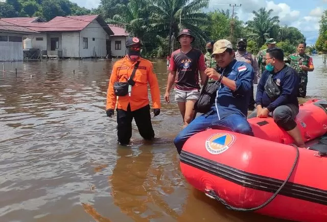 MULAI SURUT: Banjir menggenai beberapa kampung di Kecamatan Segah mulai surut, namun sejumlah pihak masih disiagakan untuk mengantisipasi sewaktu-waktu debit air naik.