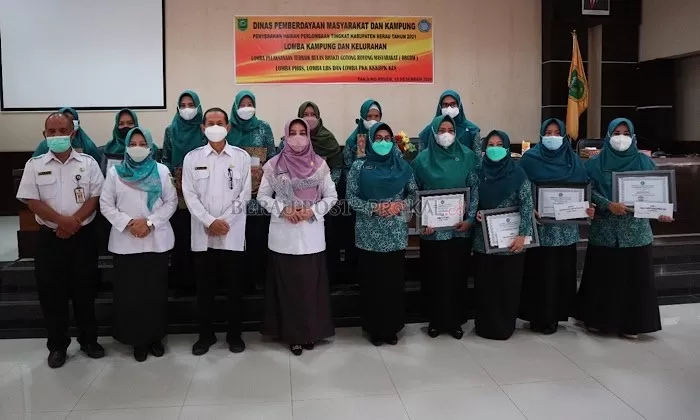 Pihak Kampung Gurimbang menerima 3 penghargaan dalam pelaksanaan lomba kampung dan kelurahan tingkat Kabupaten Berau Tahun 2021, kemarin