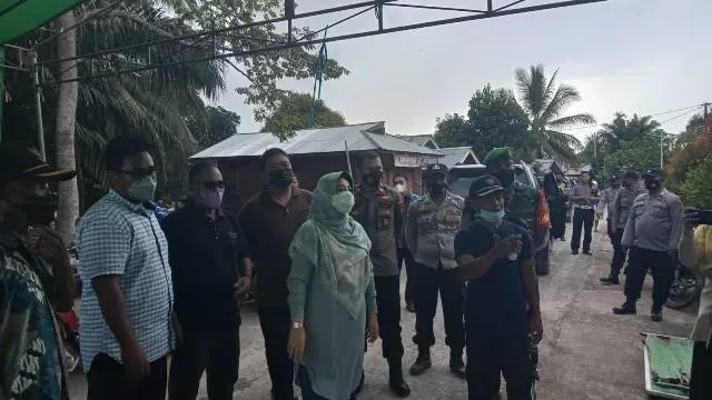 TURUN LANGSUNG: Bupati Berau Sri Juniarsih saat turun langsung melihat kondisi beberapa kampung pasca terjadinya banjir di Kecamatan Segah.