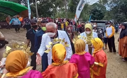 MENYAPA: Gubernur Kaltim Isran Noor, bersama Bupati Berau, Sri Juniarsih, disambut oleh masyarakat di Kecamatan Bidukbiduk, Minggu (19/12) lalu.