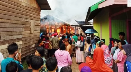 BERKOBAR: Api berkobar hebat di kawasan padat penduduk di Kampung Sambakungan, Kecamatan Gunung Tabur, kemarin.